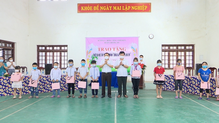 Hà Nội: Trao tặng thiết bị học trực tuyến tại huyện Thường Tín