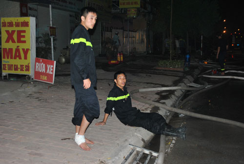 Lính cứu hỏa mệt nhoài sau chữa cháy gần tòa nhà Keang Nam