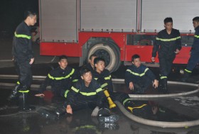 Lính cứu hỏa mệt nhoài sau khi chữa cháy