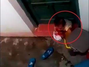 [VIDEO] Phẫn nộ cảnh trẻ mầm non bị bỏ ngoài sân, ăn rác