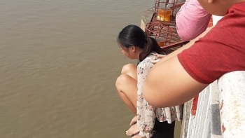 Hà Nội: CSGT cứu người phụ nữ định nhảy cầu Chương Dương