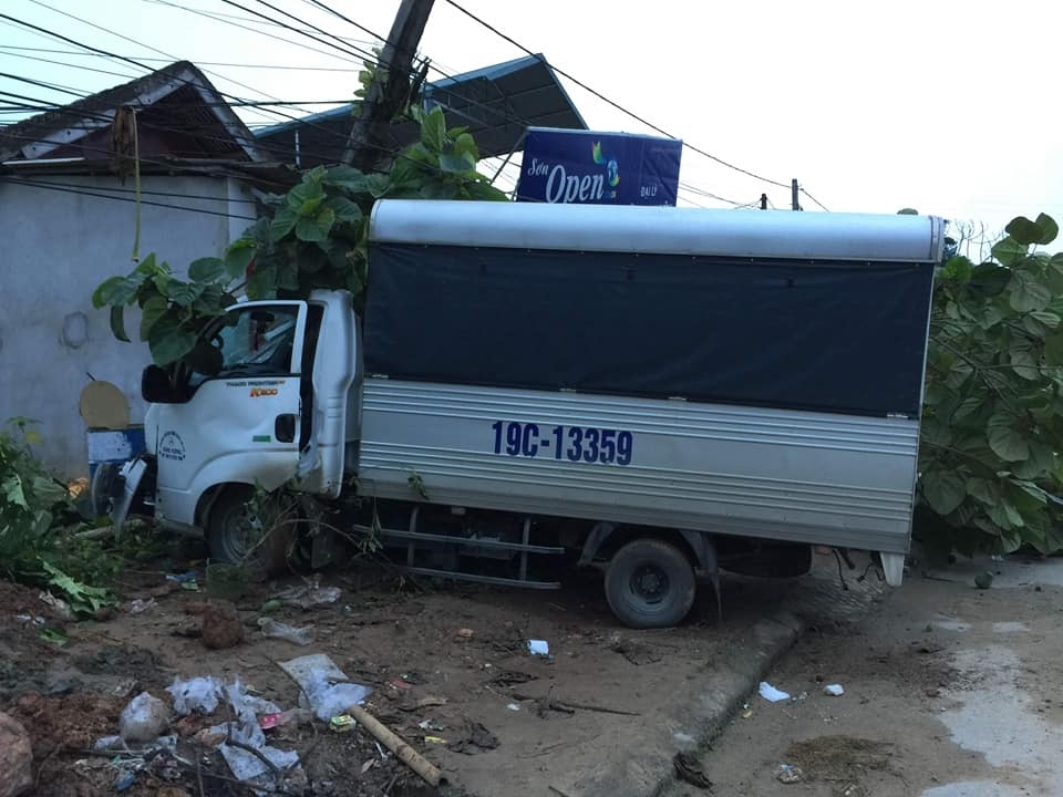 Yên Bái: Xe tải mất lái tông vào nhà dân