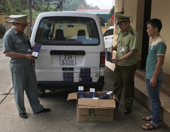 Lạng Sơn: Kiểm tra xe 7 chỗ, phát hiện lô thuốc lá 555 nhập lậu