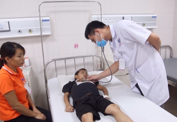 Phú Thọ: Bé trai 7 tuổi tái phát bệnh do bỏ thuốc kê theo đơn, uống thuốc nam