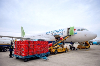 Bamboo Airways vận chuyển hàng cứu trợ đến miền Trung