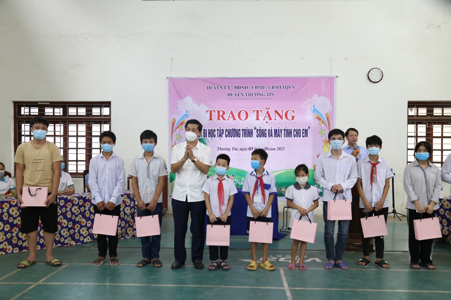 Hà Nội: Tặng thiết bị học tập cho học sinh có hoàn cảnh khó khăn tại huyện Thường Tín