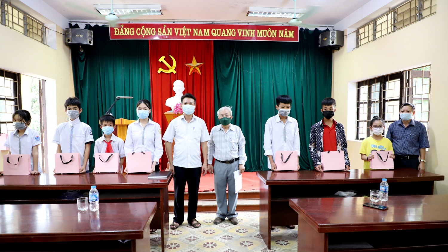 Hà Nội: Tặng thiết bị học tập cho học sinh có hoàn cảnh khó khăn tại huyện Thường Tín