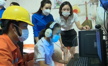 Thành đoàn Hà Nội tặng máy tính cho học sinh khó khăn