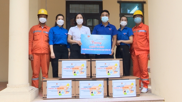 Thành đoàn Hà Nội tặng máy tính cho học sinh khó khăn