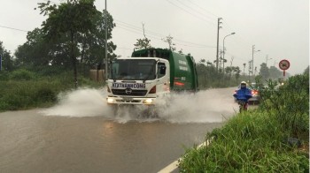 Mới mưa, đại lộ Thăng Long đã ngập nặng