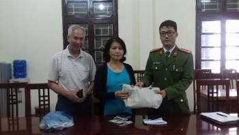 Lạng Sơn: Trao trả tài sản cho du khách người Mỹ gốc Việt