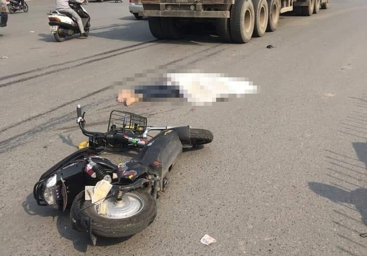 Hà Nội: Một phụ nữ tử vong sau va chạm với xe đầu kéo