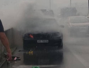 Hà Nội: Mercedes bốc cháy ở đường vành đai 3 trên cao
