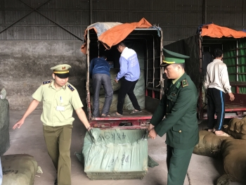 Lạng Sơn: Xe ba bánh gắn logo thương binh chở hàng lậu