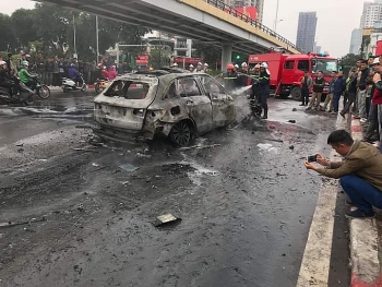 Hà Nội: Mercedes cháy rụi sau va chạm, một người tử vong