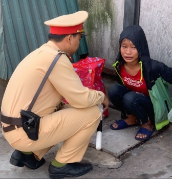 CSGT Hà Nội giúp bé gái bị đói lả về với gia đình