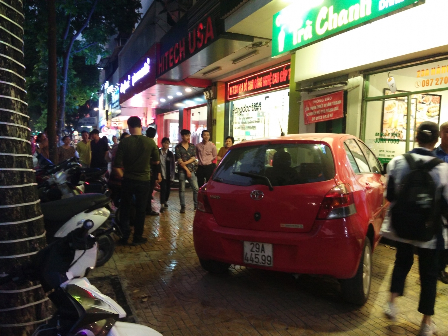 Hà Nội: Nữ tài xế lái ô tô lao vào quán trà chanh