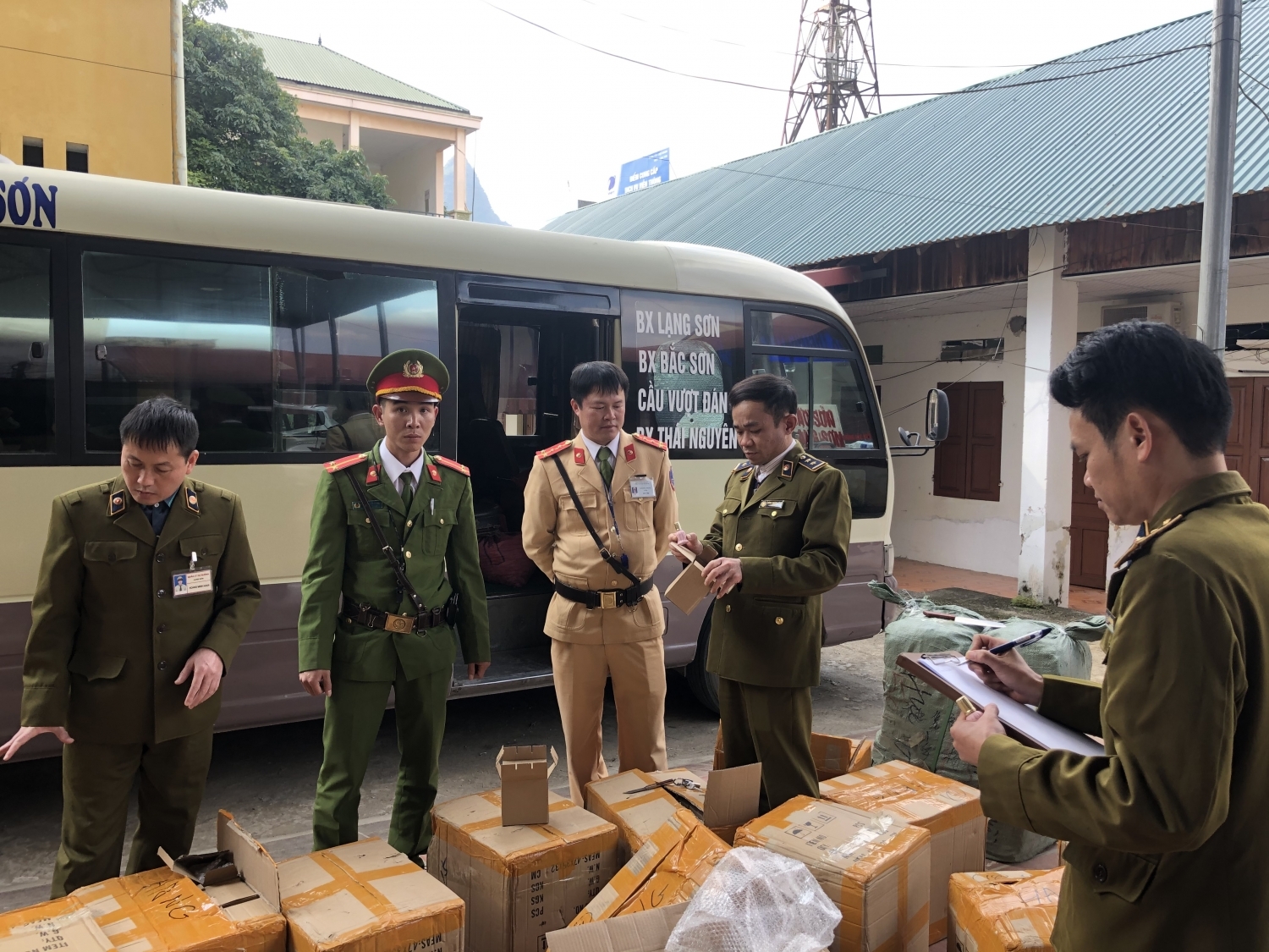 Lạng Sơn: Thu giữ gần 7.000 lọ sơn móng tay nhập lậu