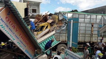 Quảng Ninh: Xe chở đất đâm sập nhà dân, hai mẹ con tử vong