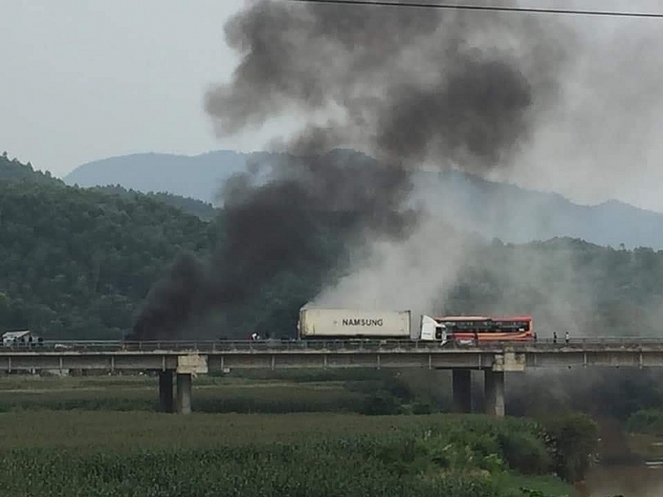 Phú Thọ: Xe đầu kéo gây tai nạn rồi phát hỏa trên cao tốc