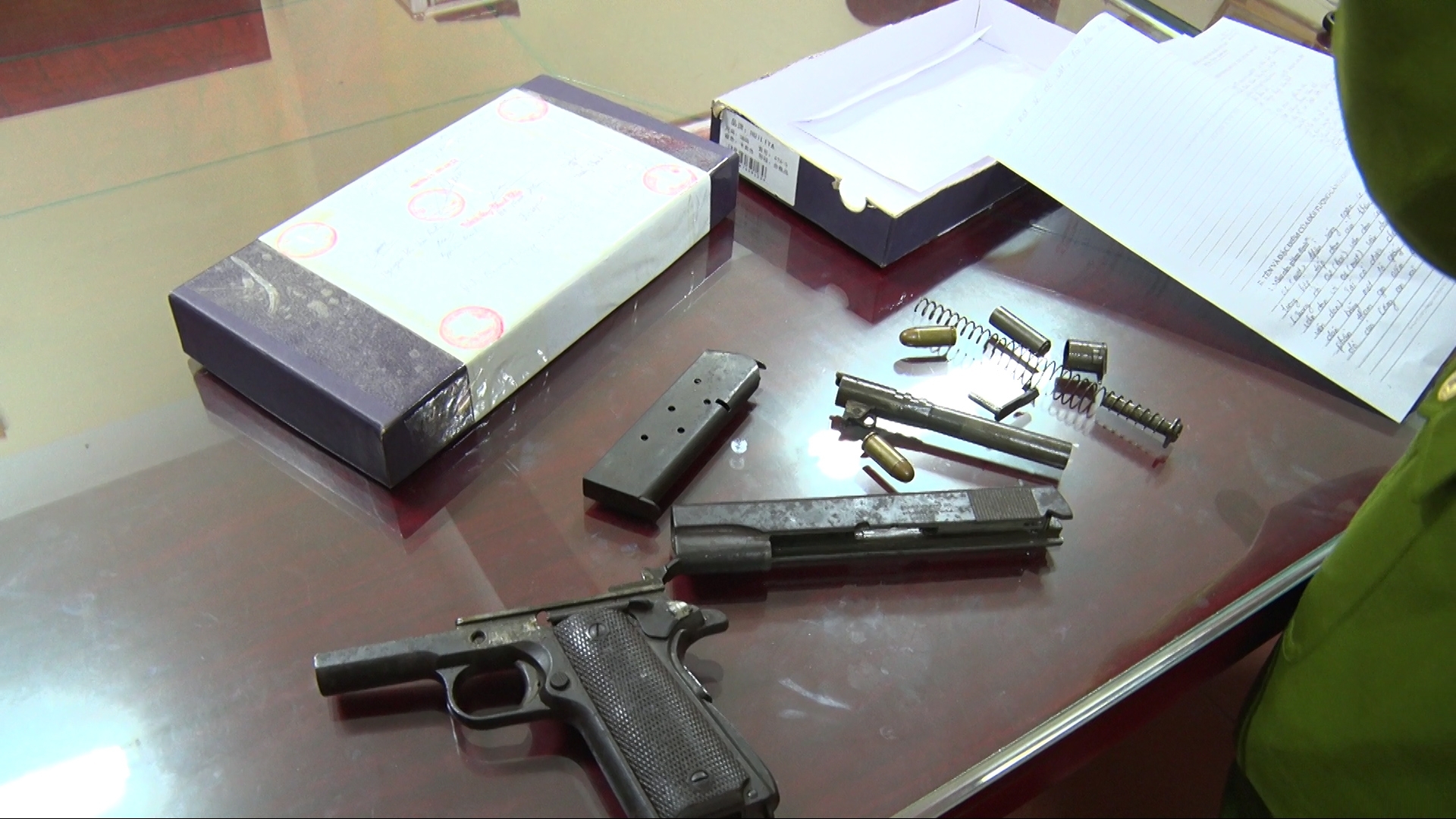 Lạng Sơn: Bắt nhiều đối tượng, thu giữ 2 bánh heroin và súng quân dụng