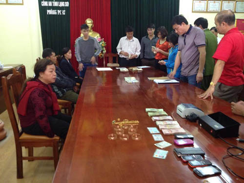 Lạng Sơn: Bắt 3 đối tượng vận chuyển USD giả