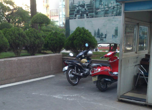 Hà Nội: Cô gái đi xe máy tông thủng cửa kính tòa nhà CharmVit