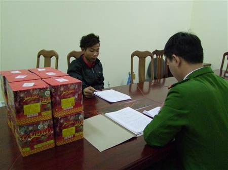 Lạng Sơn: Thợ xây mang pháo từ Trung Quốc về quê ăn tết