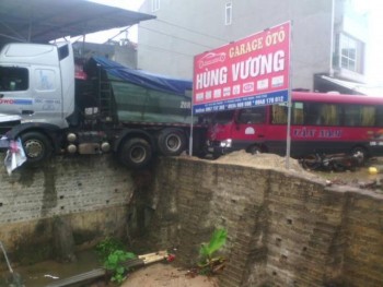 Phú Thọ: Xe khách 'đấu đầu' xe tải, nhiều người bị thương