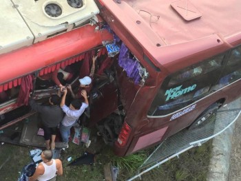 Hai xe khách tông nhau trên cao tốc Nội Bài - Lào Cai