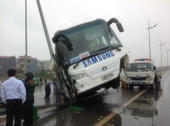 Xe chở công nhân Samsung "bốc đầu" trên cao tốc