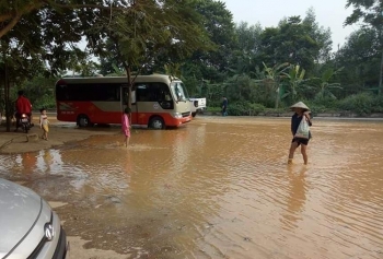 Thủ tướng yêu cầu kiểm tra, xử lý vụ đường nước sạch sông Đà bị rò rỉ