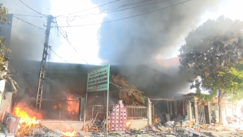 Phú Thọ: Cháy lớn tại ngôi nhà chứa phế liệu
