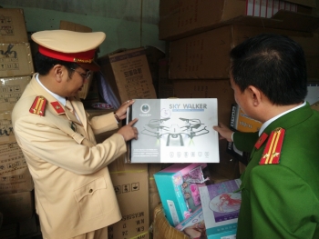 3 xe tải chở hơn 20 tấn hàng lậu trên cao tốc Hà Nội - Lào Cai