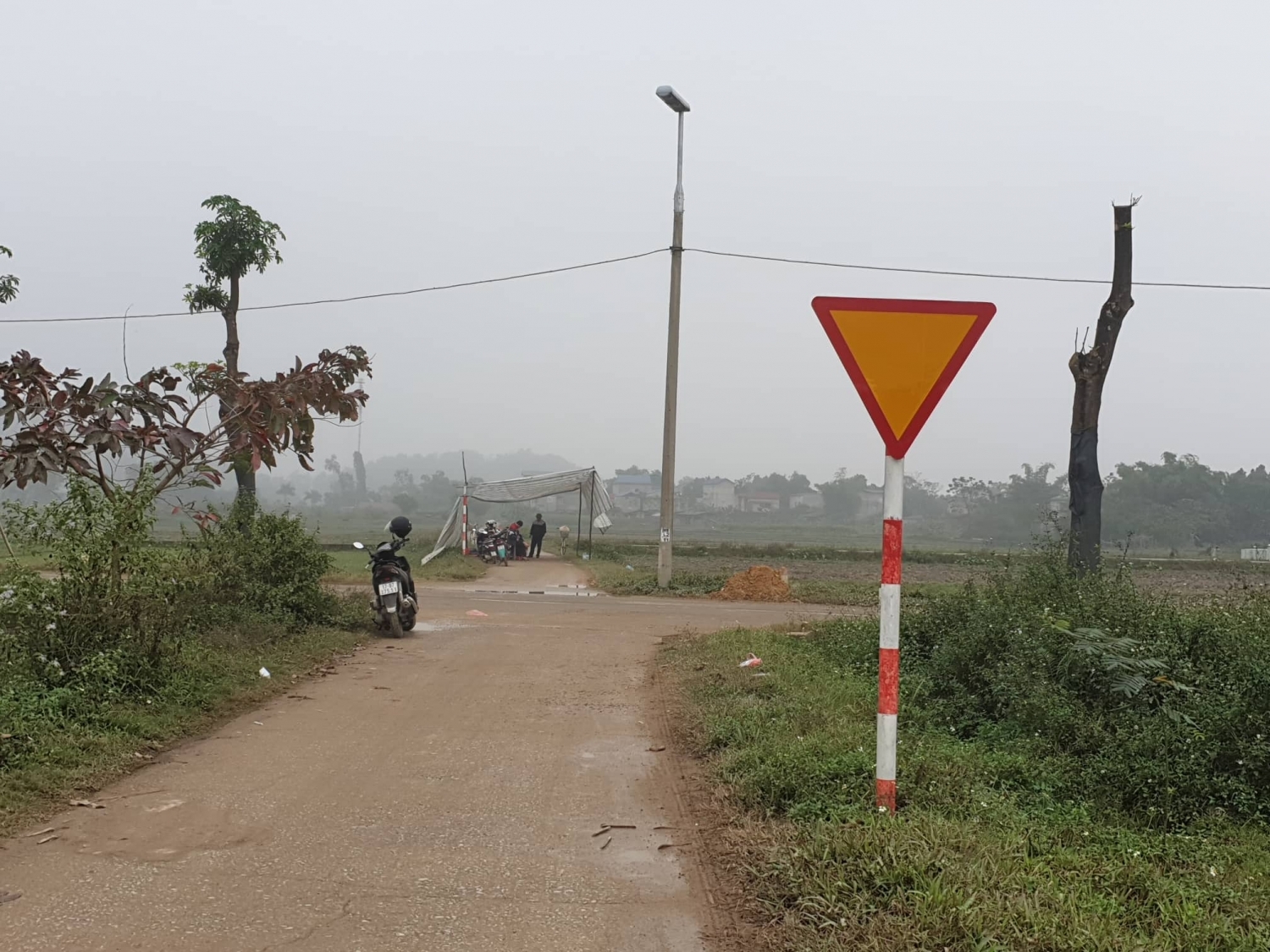 Hà Nội: Người dân dừng việc chặn xe vào bãi rác Nam Sơn