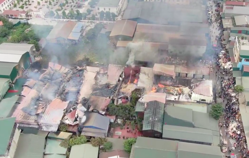Hà Nội: Nhiều xưởng nội thất tại xã Hữu Bằng bốc cháy dữ dội
