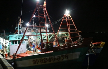 Cảnh sát biển bắt quả tang tàu sang mạn dầu DO trái phép