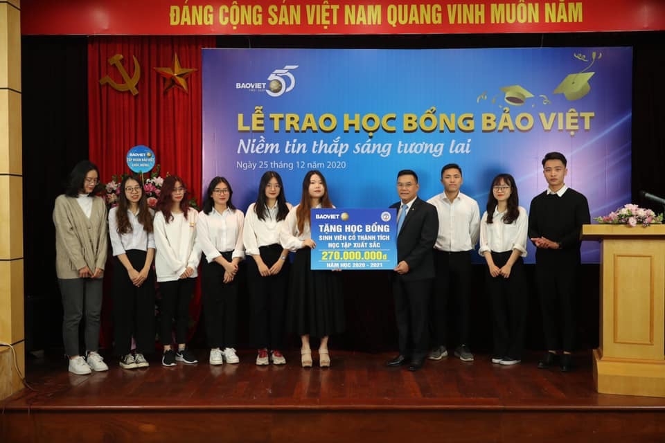 Học bổng “Bảo Việt - niềm tin thắp sáng tương lai”  đồng hành cùng sinh viên trường Đại học Kinh tế Quốc dân
