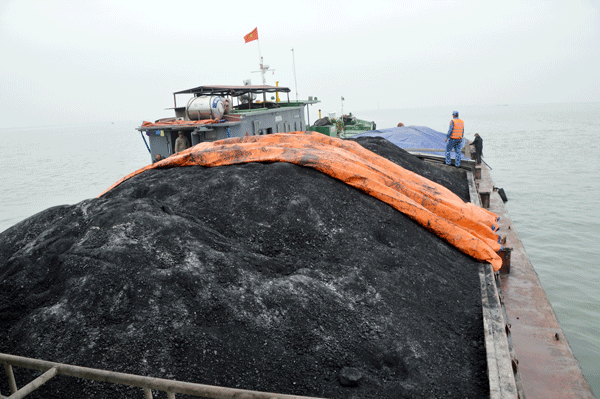 Cảnh sát biển tạm giữ 850 tấn than không rõ nguồn gốc
