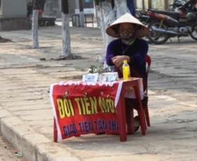 Bất chấp lệnh cấm, chợ tiền lẻ vẫn nhộn nhịp