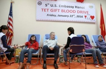 Đại sứ Mỹ hiến máu giúp bệnh nhân Việt