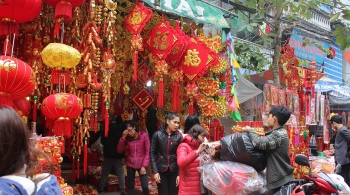 Hà Nội: Rực rỡ sắc màu ngày Tết trên phố Hàng Mã