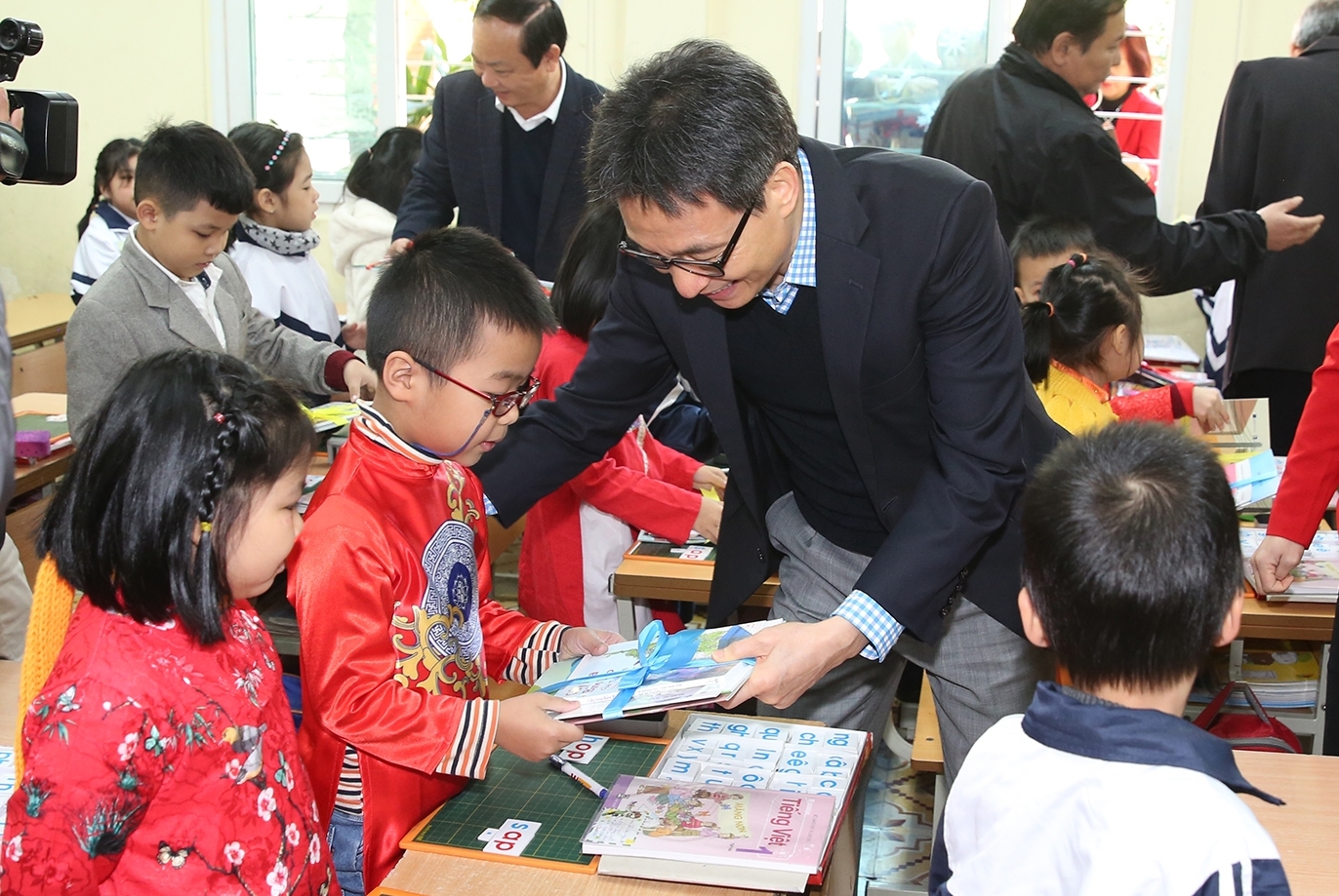 Phó Thủ tướng Vũ Đức Đam “lì xì” sách cho học sinh Hà Nội