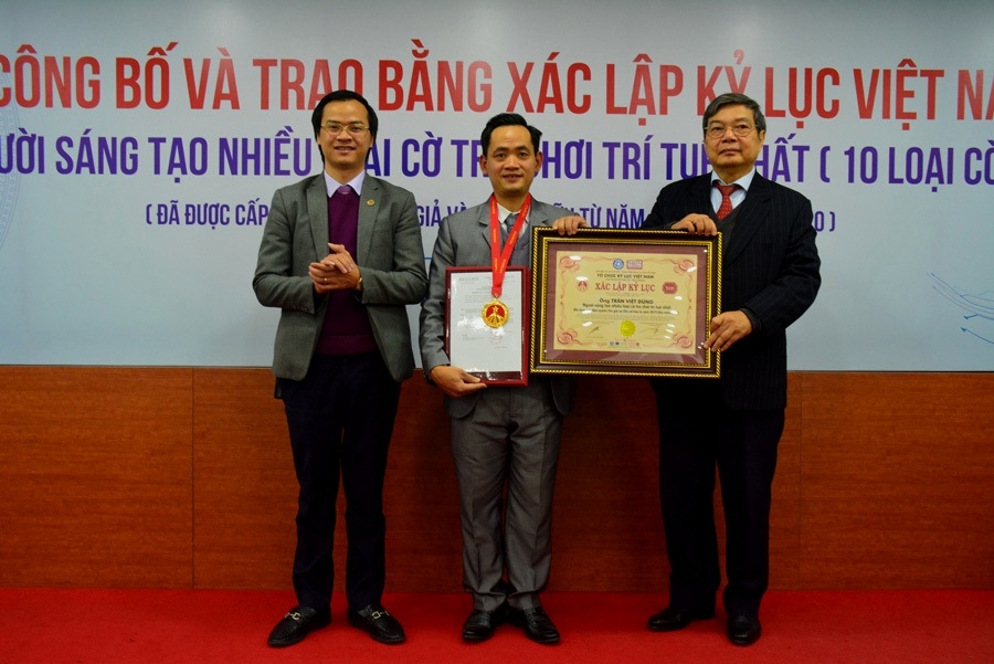Trao kỷ lục Việt Nam cho người sáng tạo nhiều loại cờ trò chơi trí tuệ nhất