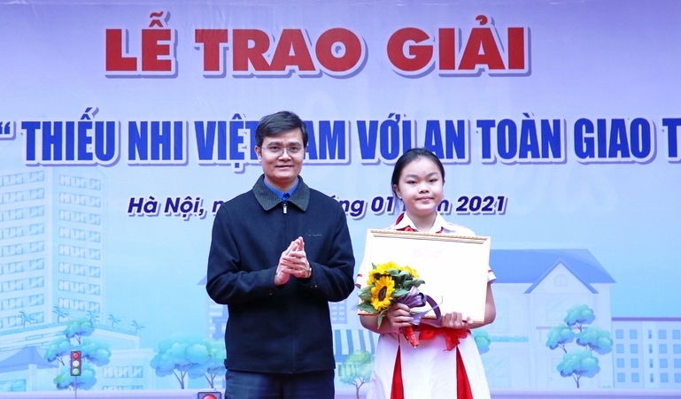 Học sinh lớp 7 giành giải đặc biệt vẽ tranh "Thiếu nhi Việt Nam với an toàn giao thông"