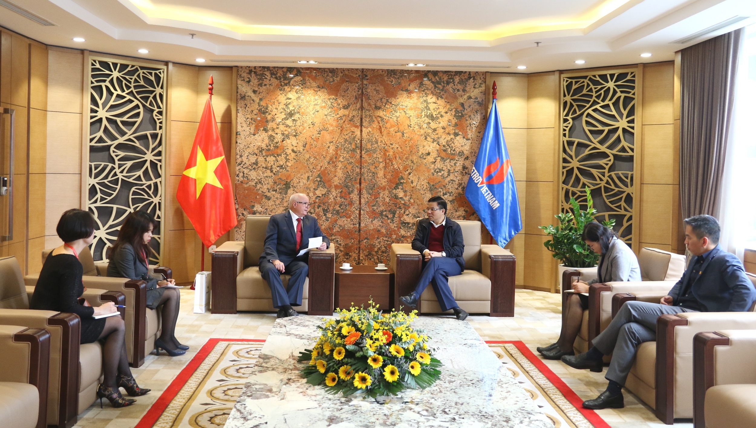 Tổng Giám đốc Petrovietnam Lê Mạnh Hùng tiếp lãnh đạo Perenco Việt Nam, lãnh đạo Rosneft tại Việt Nam