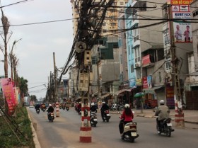 Cột điện “tấn công” người tham gia giao thông