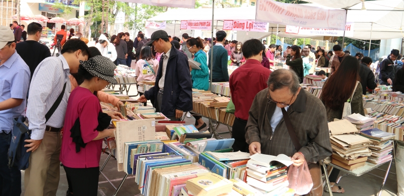 Hội chợ sách cũ Hà Nội tại Văn Miếu - Quốc Tử Giám