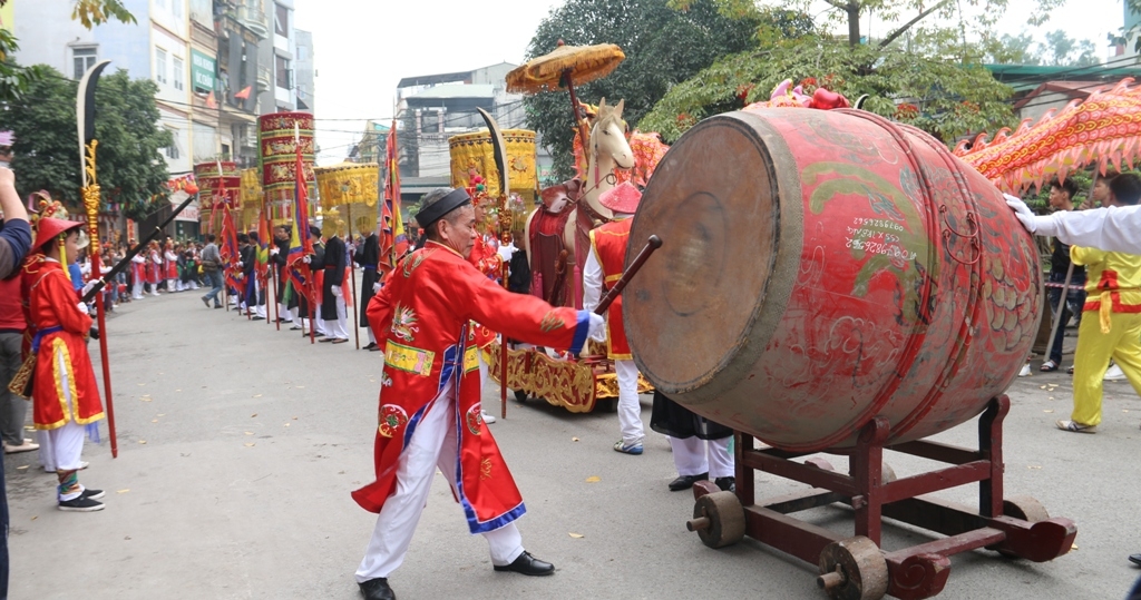 den hoi trieu khuc xem trai lang gia gai lang lo mua con di danh bong