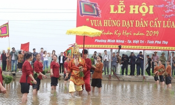 Lễ hội "Vua Hùng dạy dân cấy lúa"